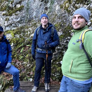 Loading...