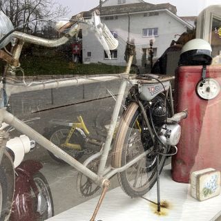 Loading...